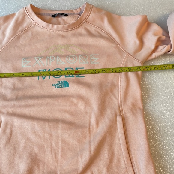 North Face light weight peach colour top logo on front & kangaroo pouch Sz M - Picture 7 of 9